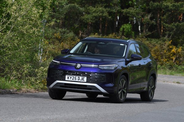 Плюсове - широка гама от мотори, страхотен пробег само на електричество на PHEV, просторен и лесен за шофиране

Недостатъци - пространството на третия ред е тясно, не е вълнуващ за шофиране, PHEV се предлага само с пет места

Volkswagen не са новаци при седемместните автомобили. Той е безспорно най-добрият в своя клас за шофиране и е особено удобен, когато е оборудван с адаптивни амортисьори. Но  и предлага по-малко пространство и комфорт на третия ред седалки.

Марката предлага и Multivan (също в този списък) в продажба в момента, докато Tiguan Allspace беше единственият седемместен модел в дивизията за леки автомобили на марката, докато не беше спрян от производство миналата година. 

Tayron е заместникът на Tiguan Allspace. С до седем места, той се предлага с огромна гама от двигатели, включително бензинов, дизелов, мек хибрид и plug-in хибрид.  Добър, универсален вариант, приятен интериор и пестеливи двигатели. 

Но третият ред е много тесен за всеки, който е преминал детството. И неприятната новина - PHEV моделът, който може да се похвали със 112 километра само на електричество, не се предлага със седем места. 